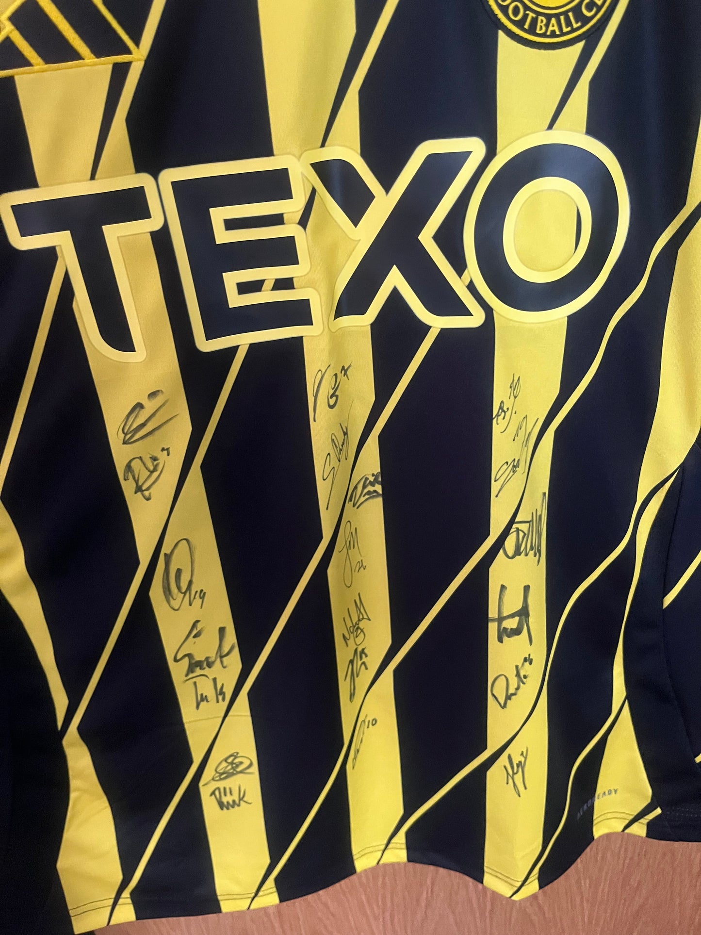 Aberdeen 2024/2025 Away Football Shirt Large - BNWT - Squad Signed