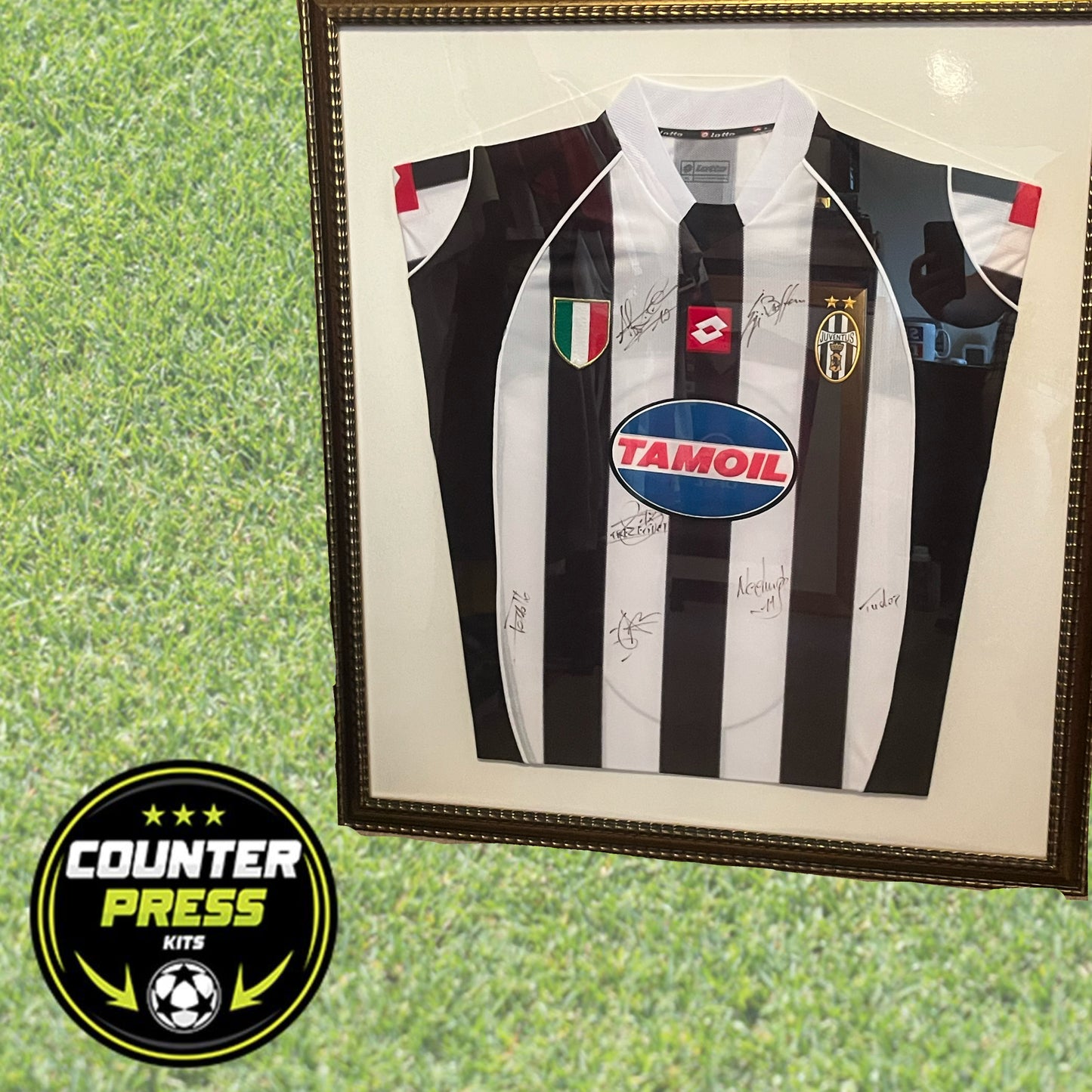 Juventus 2002/2003 Home Football Shirt Extra Large - Squad Signed + Framed