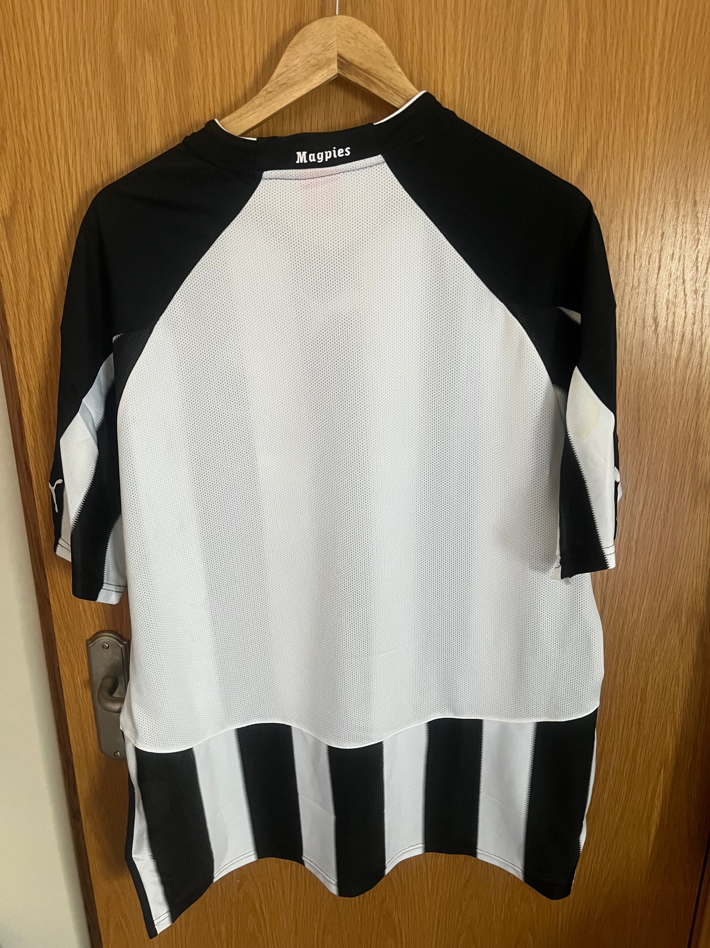 Newcastle United 2010/2011 Home Football Shirt Extra Large - Squad Signed