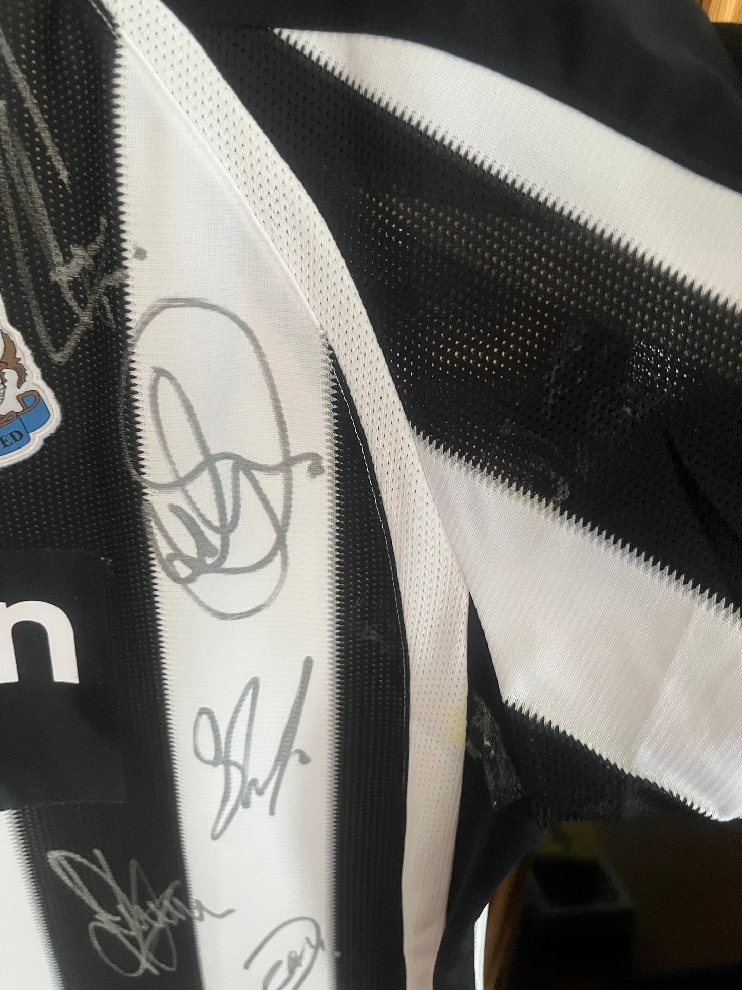 Newcastle United 2010/2011 Home Football Shirt Extra Large - Squad Signed