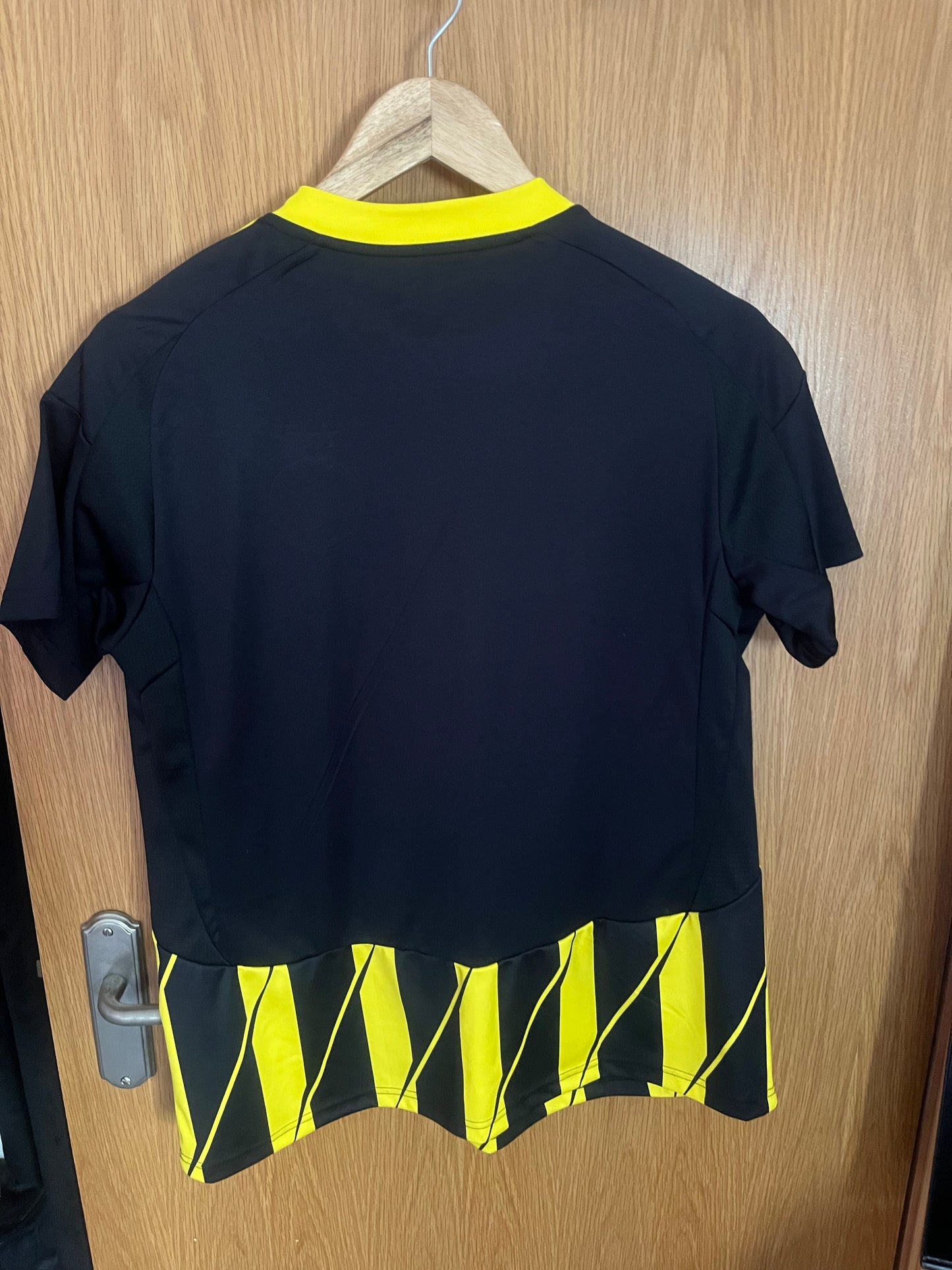 Aberdeen 2024/2025 Away Football Shirt Large - BNWT - Squad Signed