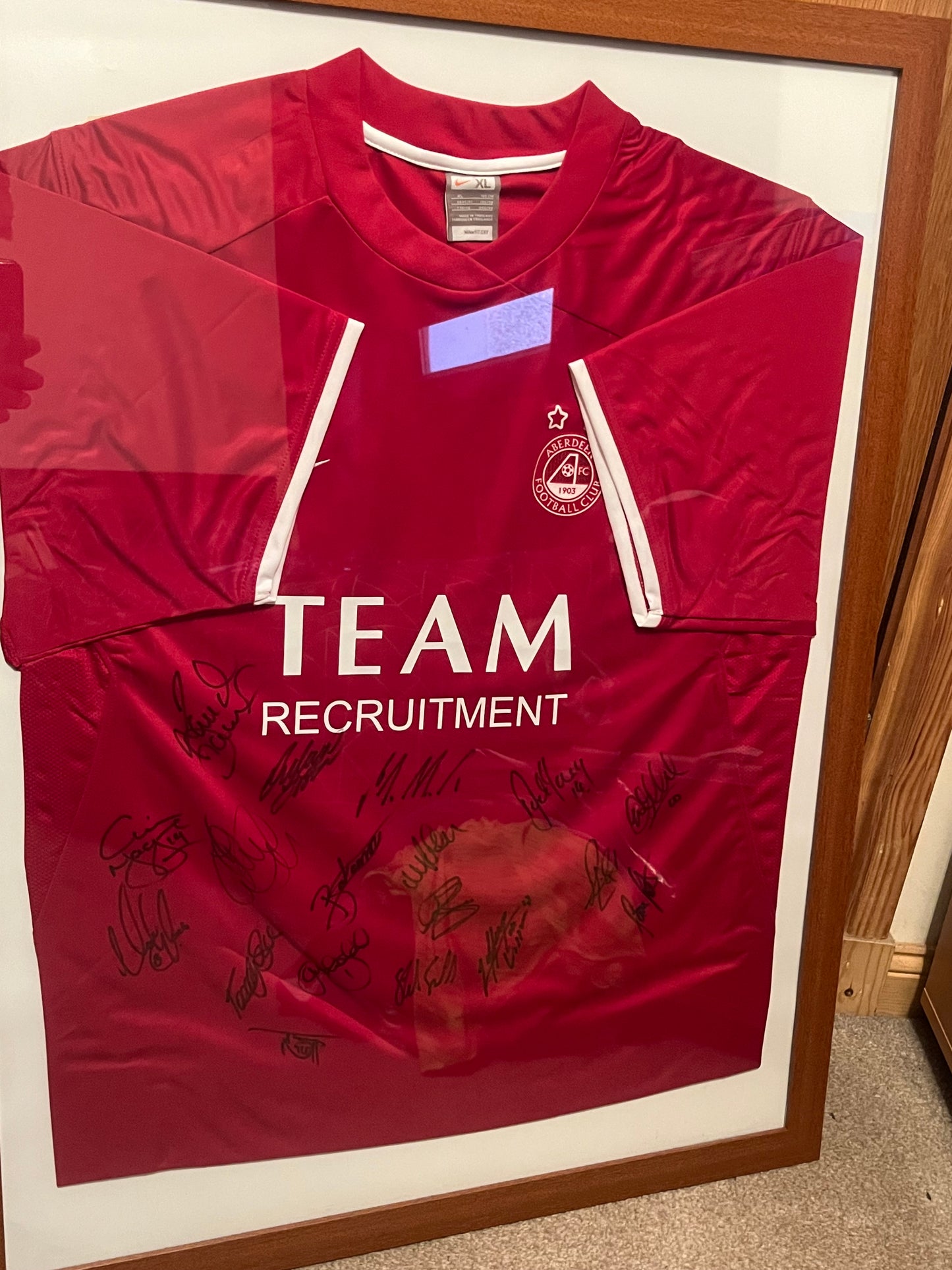 Aberdeen 2008/2009 Home Football Shirt Extra Large - Squad Signed + Framed