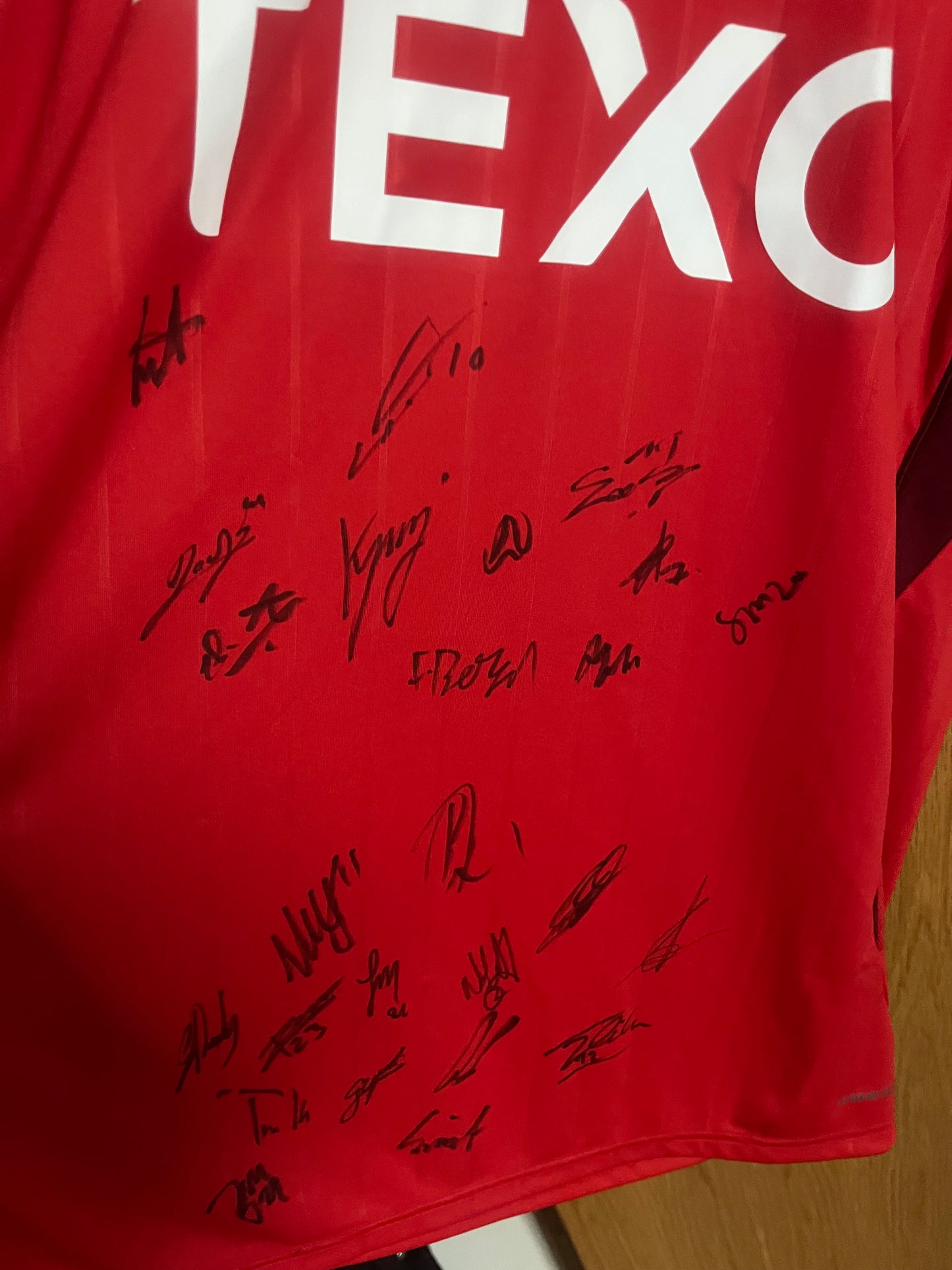 Aberdeen 2025/2026 Home Football Shirt Large - BNWT - Squad Signed
