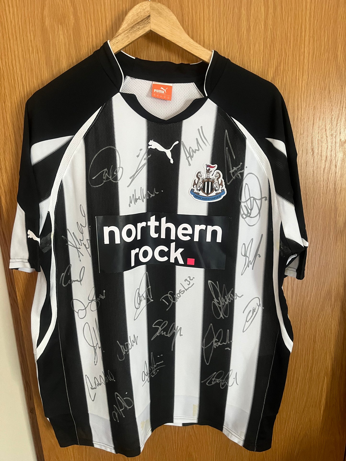 Newcastle United 2010/2011 Home Football Shirt Extra Large - Squad Signed