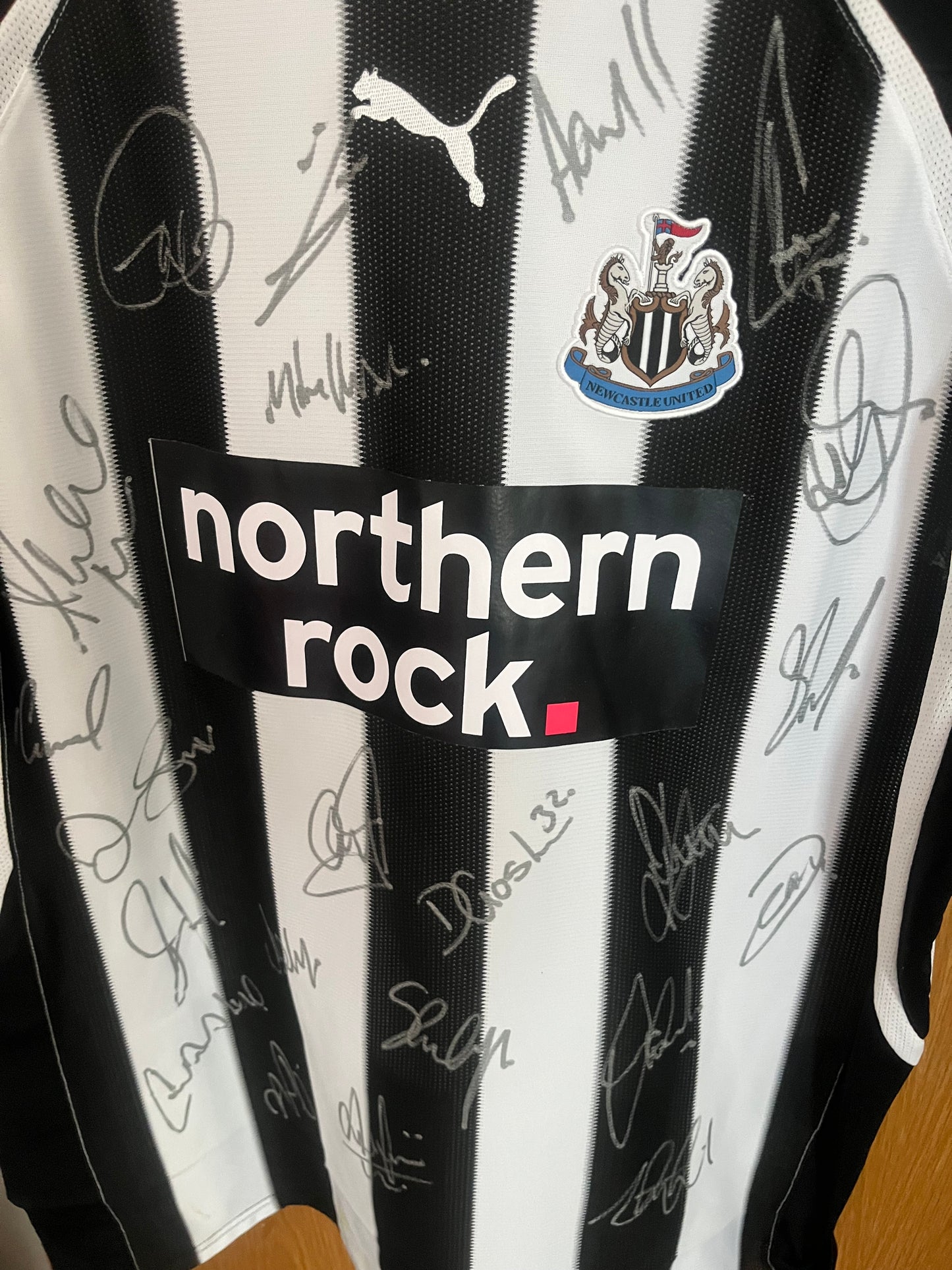 Newcastle United 2010/2011 Home Football Shirt Extra Large - Squad Signed
