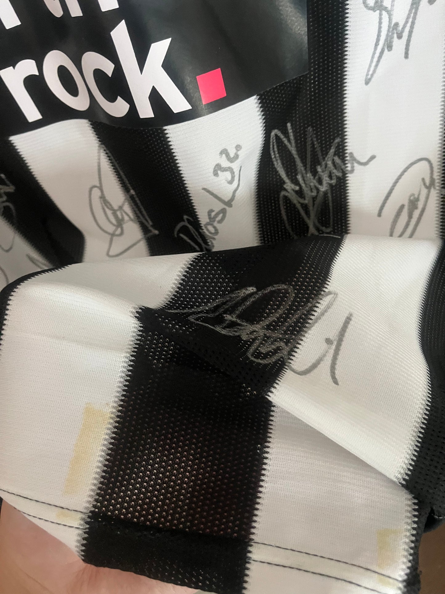 Newcastle United 2010/2011 Home Football Shirt Extra Large - Squad Signed